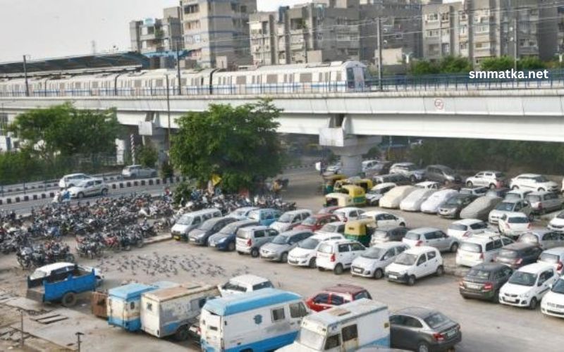 Dhaula Kuan Metro Station Parking